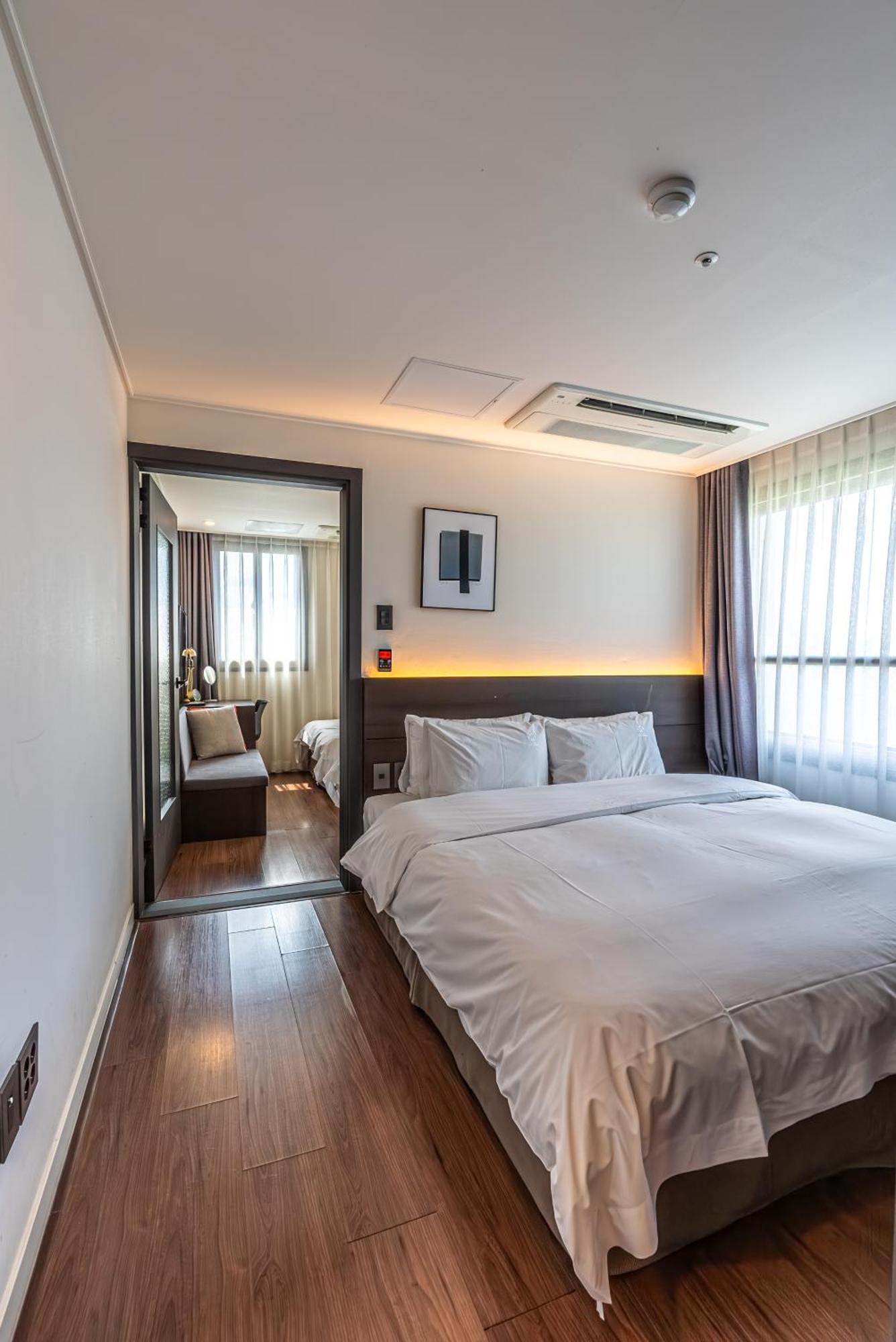 Hotel The Grang Jungmun Seogwipo Exterior photo